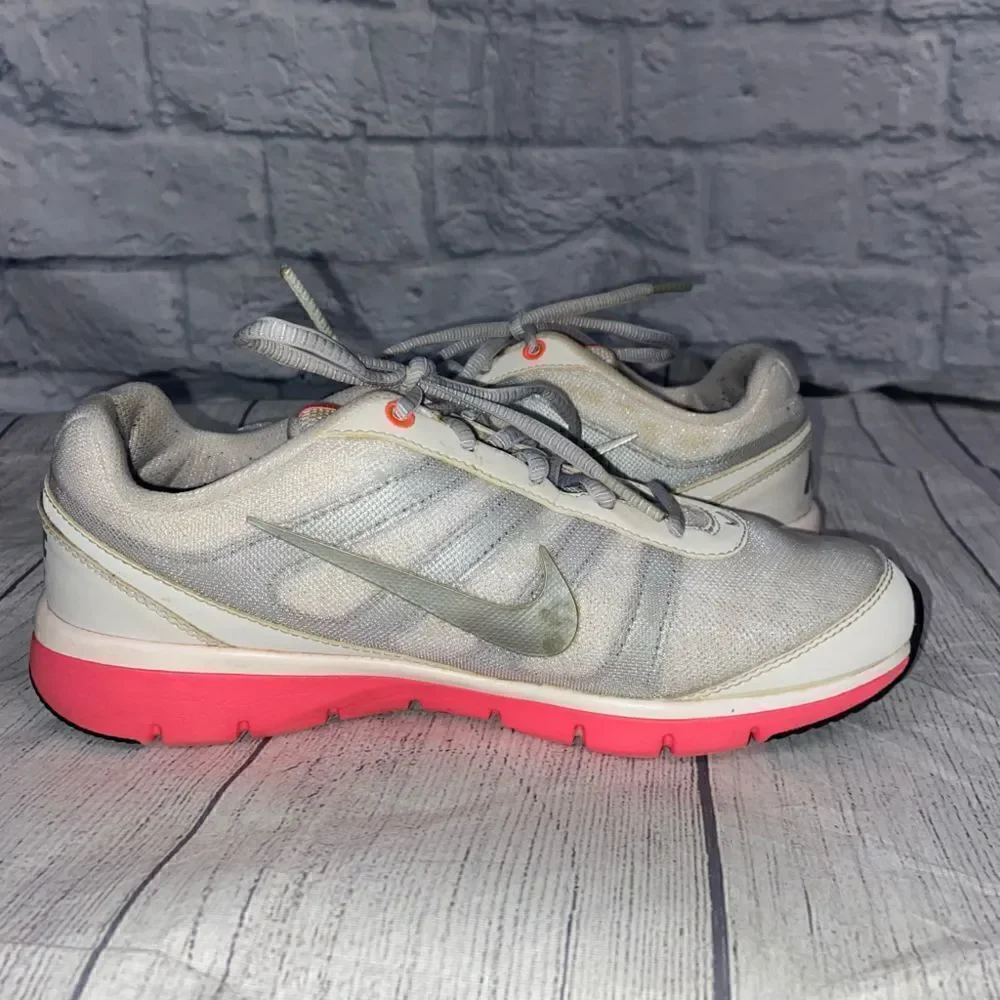 Nike womens training total core shoes white w/silver accents & pink soles sz 7 - Picture 8 of 8